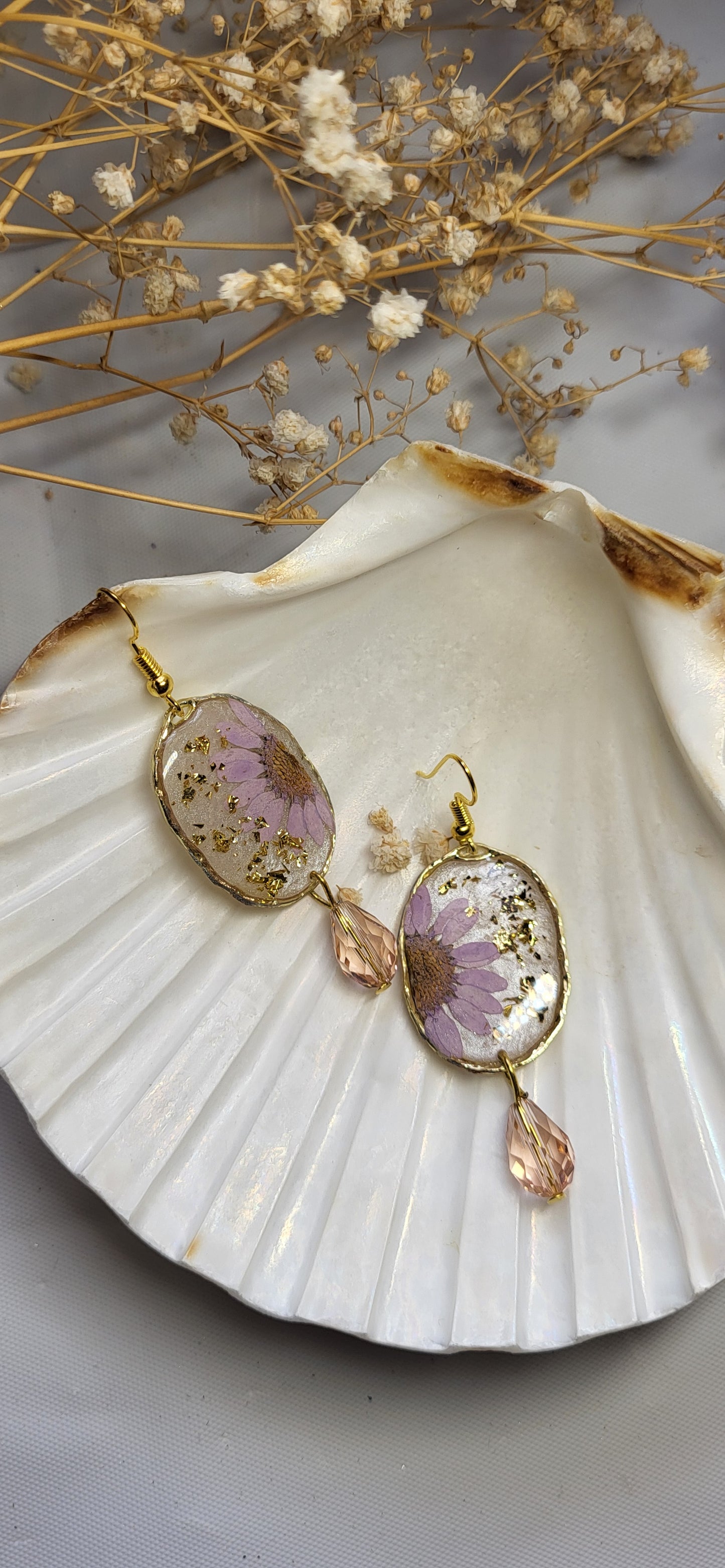 Daisy in Gold Elegance