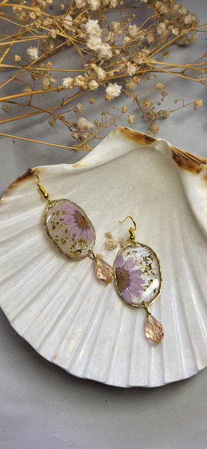 Daisy in Gold Elegance