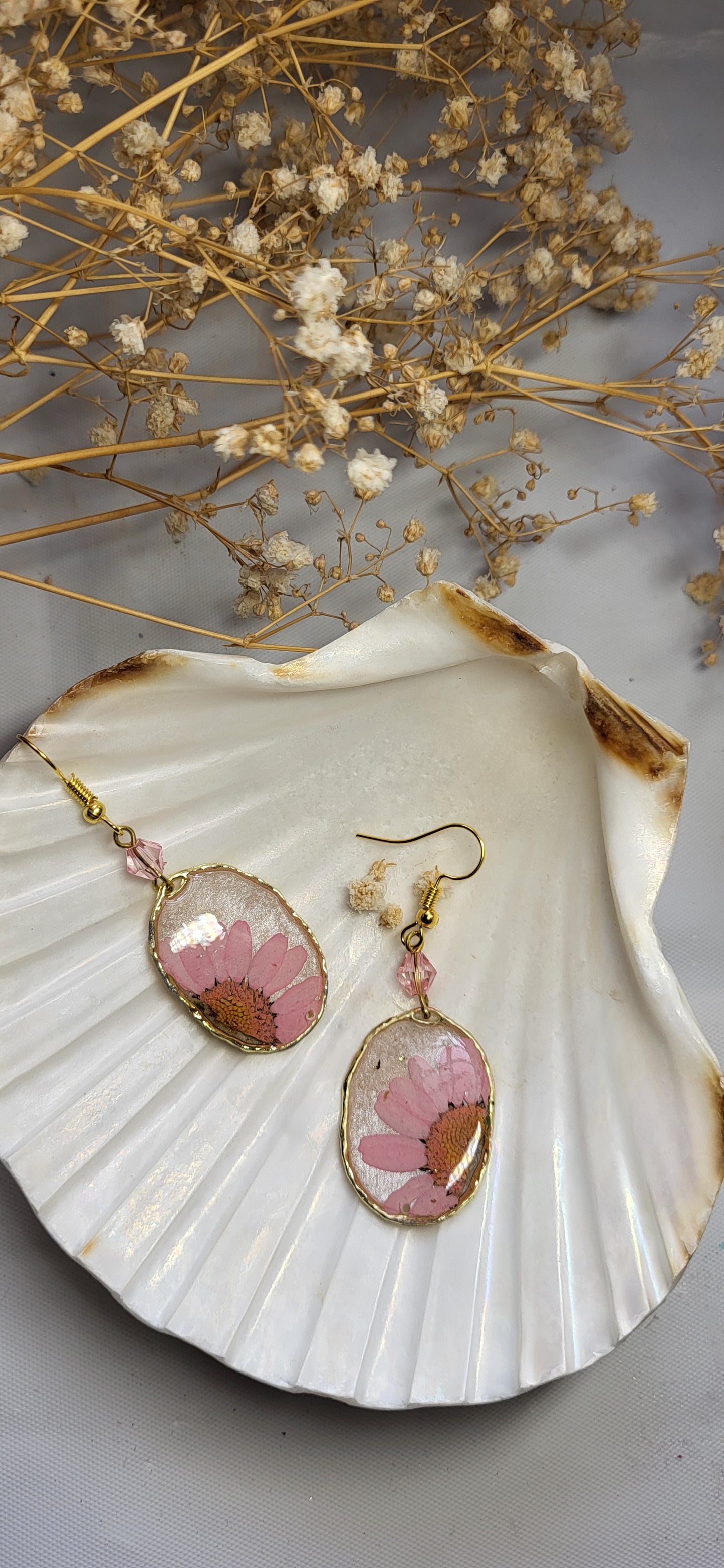 Daisy in Gold Elegance