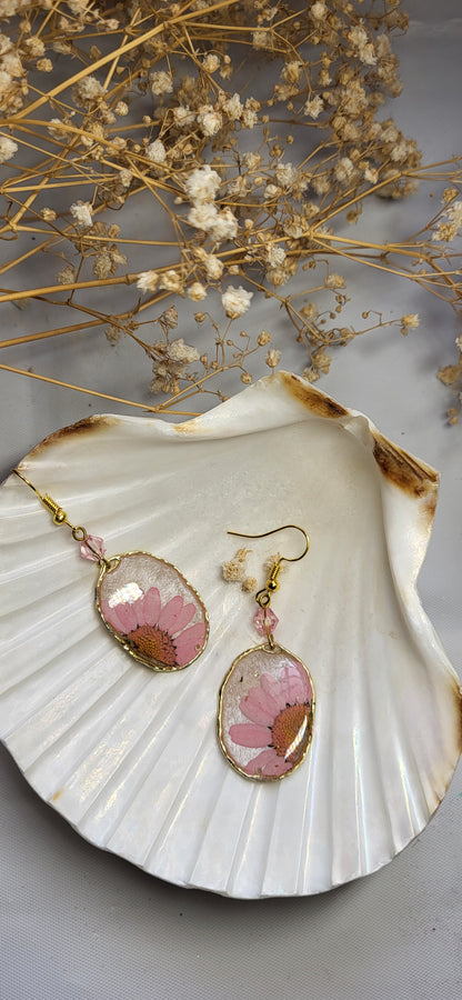 Daisy in Gold Elegance