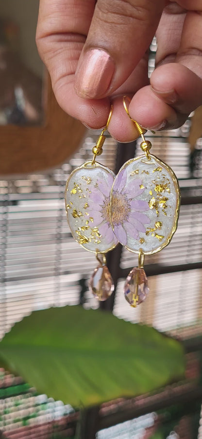 Daisy in Gold Elegance