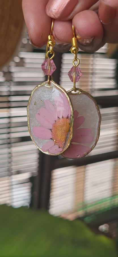 Daisy in Gold Elegance